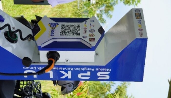 FTMM UNAIR Serahkan Stasiun Pengisian Kendaraan Listrik ke SMK Wijaya Putra