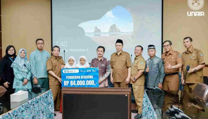 UNAIR Berikan Beasiswa bagi Siswa SD di Kecamatan Mulyorejo, Surabaya