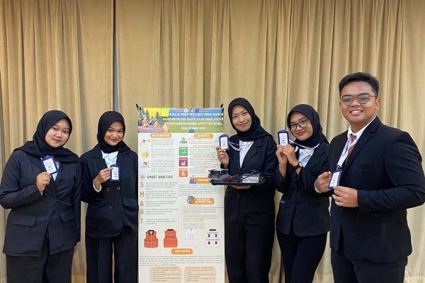 Gagas Inovasi Rompi Pendingin Badan, Mahasiswa UNAIR Raih Medali Perak Kompetisi Lomba Internasional