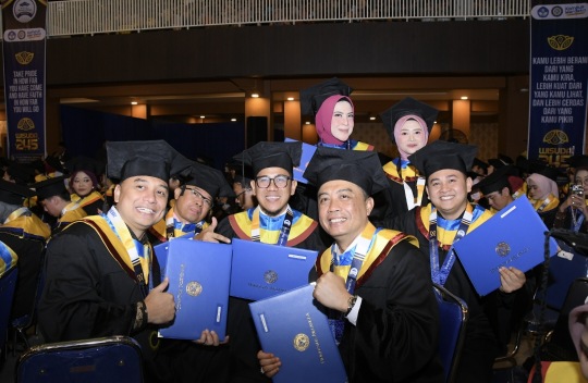 Lulus S3, Eri Cahyadi Janji Terapkan Ilmu untuk Kemajuan Surabaya