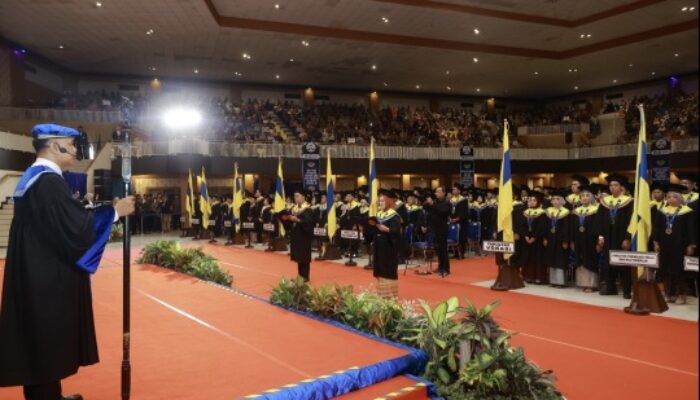 UNAIR Luluskan Ratusan Wisudawan Hebat, Rektor Pesankan Nilai HEBAT