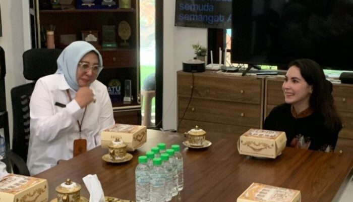 BKKBN Jatim Gandeng Arumi Bachsin Bahas Pola Asuh di Era Digital