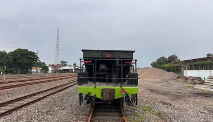 Percepat Normalisasi Jalur KA di Grobogan, Daop 8 Kirim Batu Ballast ke Lokasi