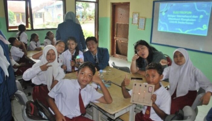 Mahasiswa KKN UNAIR Kenalkan Teknologi Lewat ELECTROFUN