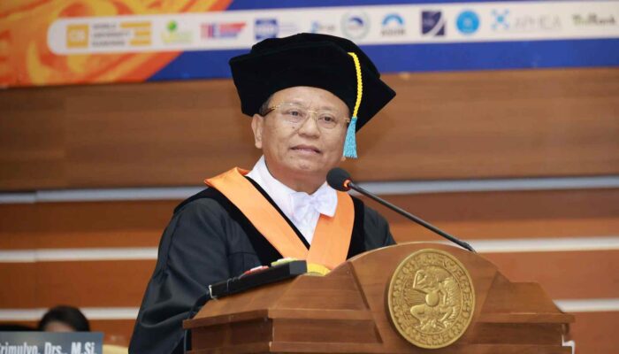 Rektor UNAIR Kukuhkan Enam Guru Besar, Tekankan Peran Penting Pendidik