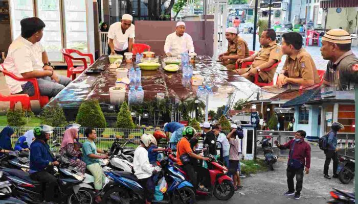Berkah Ramadan: PT MNJ dan PT B3 Bagikan Takjil di Surabaya  