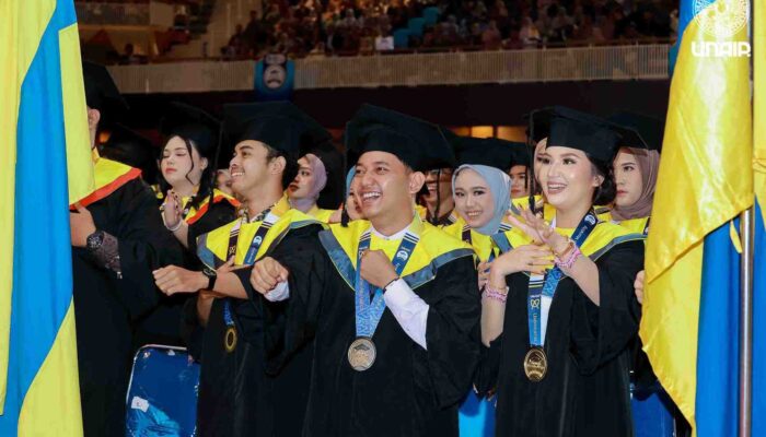 Rektor UNAIR: Dunia Tak Baik-Baik Saja, Lulusan Harus Siap Bersaing