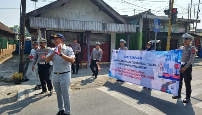Aksi Simpatik Jasa Raharja dan Satlantas Polres Blitar Ajak Pengendara Tertib Berlalu Lintas