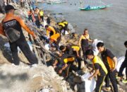 World Cleanup Day 2025: Polres Tanjung Perak Bersihkan Pantai Tambak Wedi