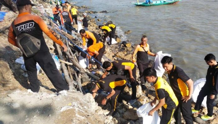World Cleanup Day 2025: Polres Tanjung Perak Bersihkan Pantai Tambak Wedi