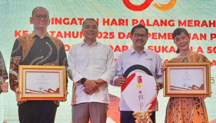 PT Matahari Sakti Serahkan Ambulans untuk PMI Surabaya