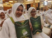 Khofifah dan Eri Cahyadi Hadiri Wisuda 866 Santri Al-Qur’an Khadijah Surabaya