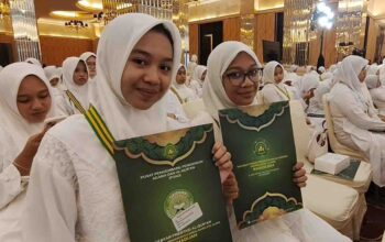 Khofifah dan Eri Cahyadi Hadiri Wisuda 866 Santri Al-Qur’an Khadijah Surabaya
