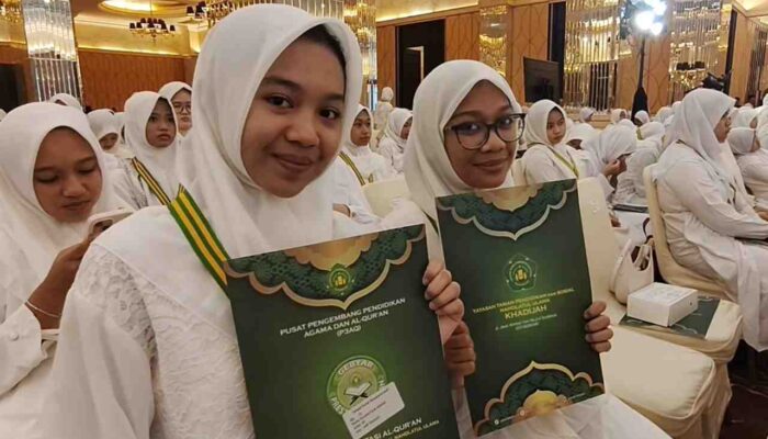 Khofifah dan Eri Cahyadi Hadiri Wisuda 866 Santri Al-Qur’an Khadijah Surabaya