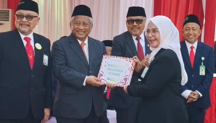 YARSIS Gelar Upacara HUT RI ke-81, Beri Penghargaan Emas Kepada Karyawan