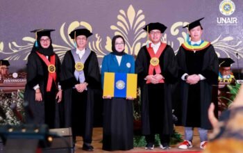 Lulus Cumlaude 2 Tahun 10 Bulan, Bu Nyai Lelly Sandang Gelar Doktor Pertama Hukum dan Pembangunan UNAIR