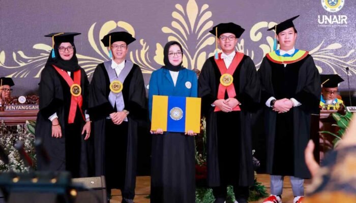 Lulus Cumlaude 2 Tahun 10 Bulan, Bu Nyai Lelly Sandang Gelar Doktor Pertama Hukum dan Pembangunan UNAIR