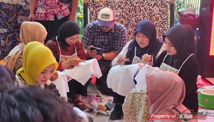 Hari Batik Nasional 2026, KAI Daop 8 Gandeng UMKM Gelar Edukasi Membatik
