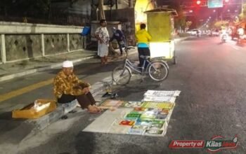 Mengais Rezeki di Usia Senja, Munawar Bertahan Jualan di Jalanan Surabaya