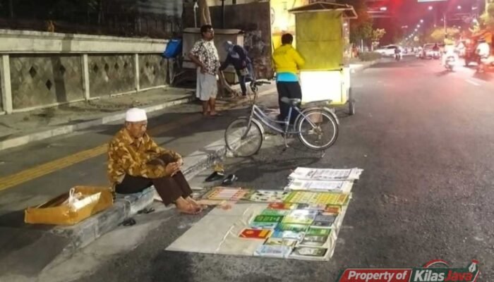 Mengais Rezeki di Usia Senja, Munawar Bertahan Jualan di Jalanan Surabaya